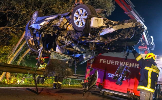 Auto nach heftigem Kreuzungscrash in Kremsmünster am Dach liegend in Bachbett gelandet