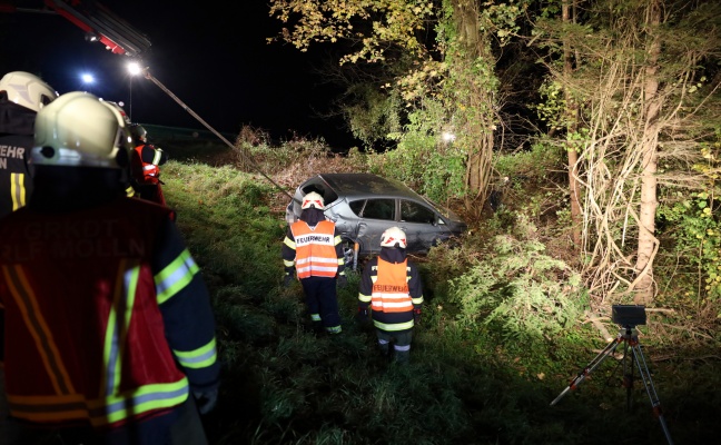 Auto bei Verkehrsunfall in Molln zwischen Bumen und Struchern gelandet