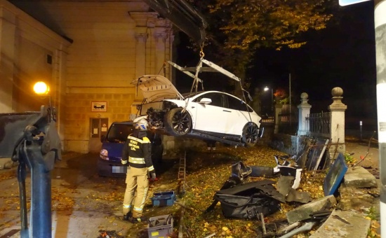 Auto landet bei nächtlichem Unfall in Linz-Froschberg im Gelände einer Volksschule