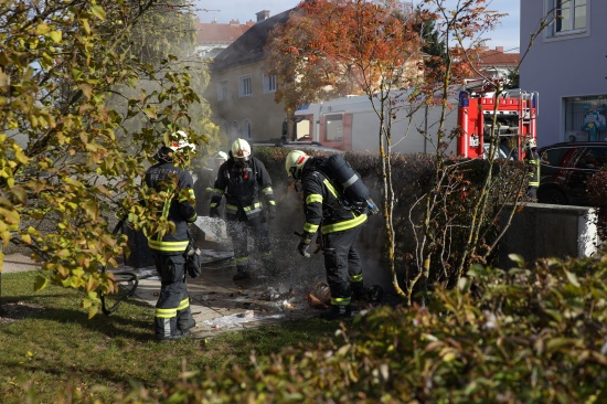 Brand zweier Mistk�bel bei einem Mehrparteienwohnhaus in Wels-Vogelweide