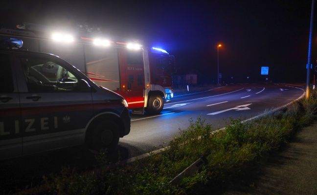 Glassplitter nach Verkehrsunfall in Marchtrenk durch Feuerwehr beseitigt