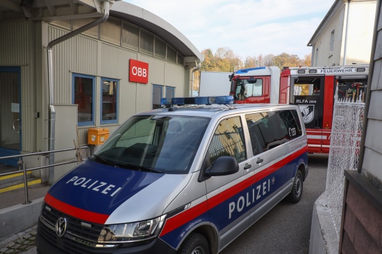 Person im Bereich einer Bahnhaltestelle in Lambach tödlich von Zug erfasst