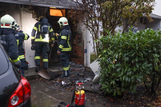Brand des Eingangsbereiches bei einem Reihenhaus in Wels-Innenstadt