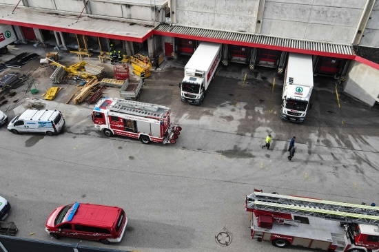 Feuerwehren nach "technischem Gebrechen" bei Unternehmen in Marchtrenk im Einsatz