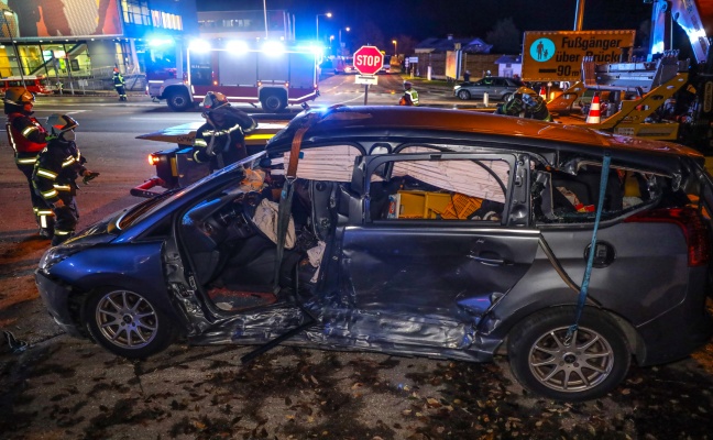 Autolenker nach schwerem Crash auf Salzkammergutstrae in Gmunden durch Feuerwehr aus Auto befreit