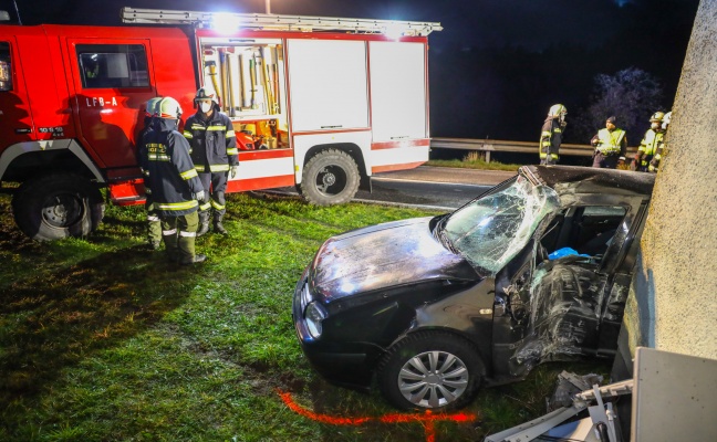 Auto gegen Trafostation gekracht - Verkehrsunfall in Ungenach fordert zwei Schwerverletzte