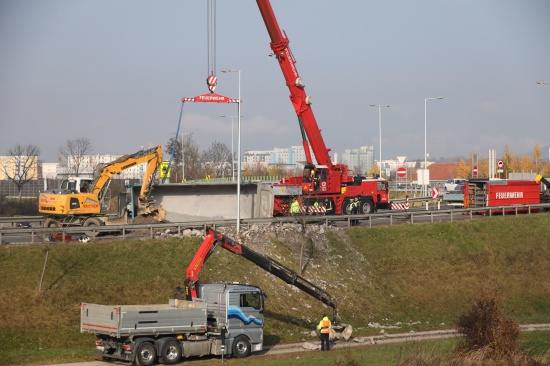 LKW mit Abraummaterial einer Brckenbaustelle auf Steyrer Strae bei Enns umgestrzt