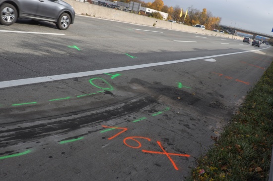 Autolenker (55) starb bei Auffahrunfall zwischen zwei PKW auf Westautobahn in St. Florian