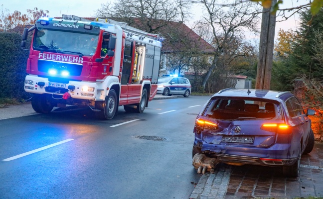 Auffahrunfall zwischen Pritschenwagen und PKW in Buchkirchen endet glimpflich