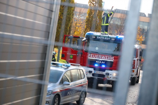 Feuerwehr bei Brand bei einem Unternehmen in Sattledt im Einsatz