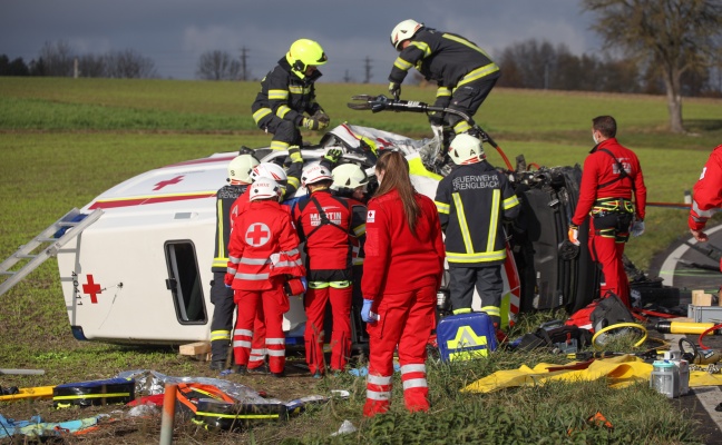 Frontalcrash mit Rettungsfahrzeug bei Krenglbach fordert fünf teils Schwerverletzte