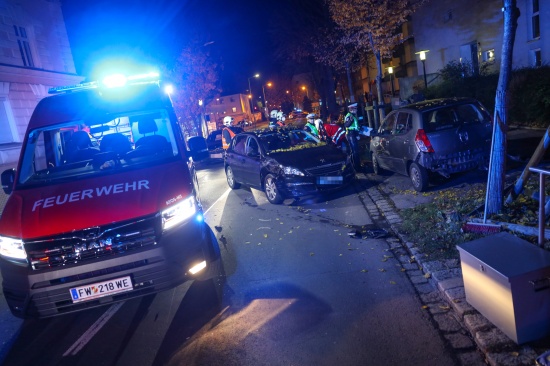 Autolenkerin nach Verkehrsunfall in Wels-Innenstadt von Einsatzkrften aus Unfallfahrzeug befreit