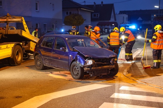 Aufrumarbeiten nach Kreuzungskollision in Traun