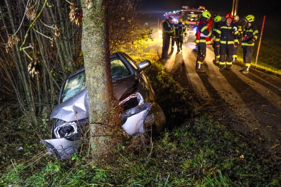 Auto bei Sierning frontal gegen Baum geprallt - Lenker schwer verletzt