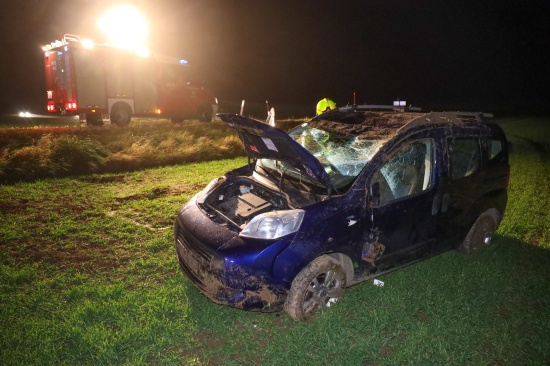 Auto bei Bad Hall von Straße abgekommen und in Feld überschlagen