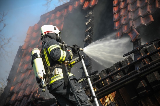 Drei Feuerwehren bei Brand einer Gartenhtte in Pollham im Einsatz