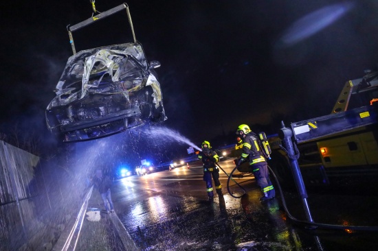 Auto auf Welser Autobahn bei Weikirchen an der Traun in Vollbrand