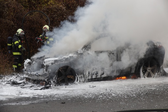 Auto auf Welser Autobahn bei Wels-Oberthan in Vollbrand