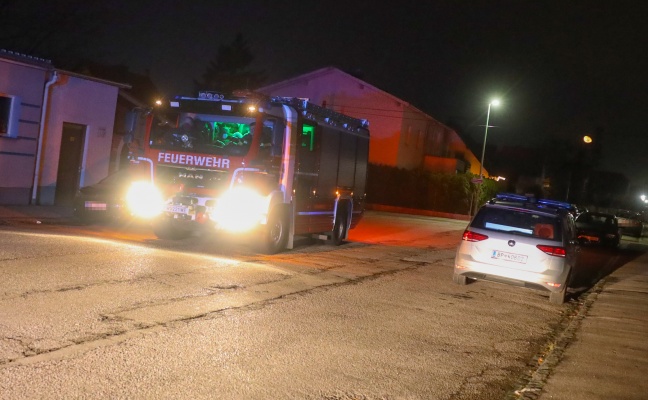 PKW-Brandstiftung: Feuerwehr und Polizei in Wels-Neustadt im Einsatz