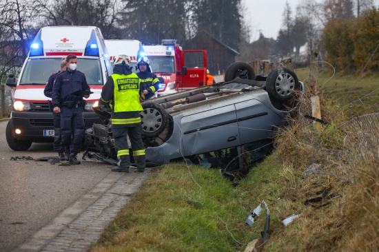 Autoinsassen bei Fahrzeugberschlag in Buchkirchen leicht verletzt