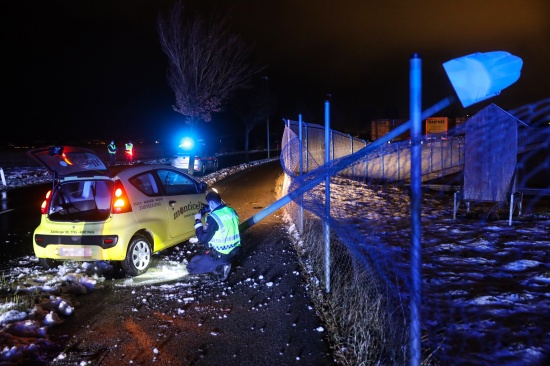 Auto bei Verkehrsunfall in Wels-Neustadt gegen Stra�enlaterne gekracht