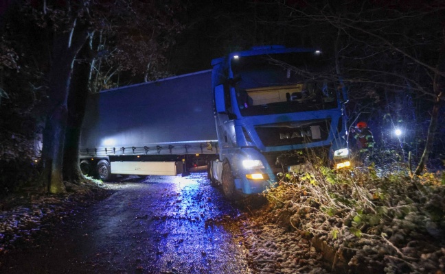 Festgefahren: Feuerwehr bei LKW-Bergung aus Waldstck in Braunau am Inn im Einsatz