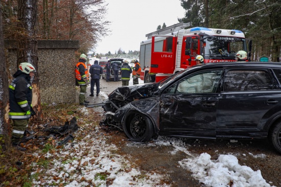 Auto bei Verkehrsunfall in Sipbachzell gegen Bume und Verkehrszeichen gekracht