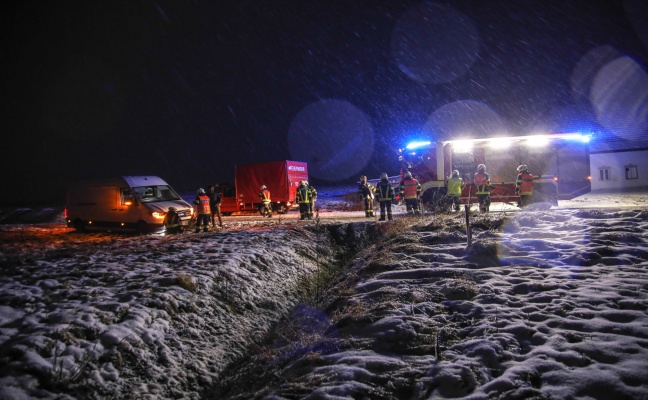 Kleintransporter bei winterlichen Straßenverhältnissen in Buchkirchen in Wiese gelandet