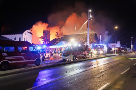 16 Feuerwehren bei Großbrand in einem Holzverarbeitungsbetrieb in Grein im Einsatz