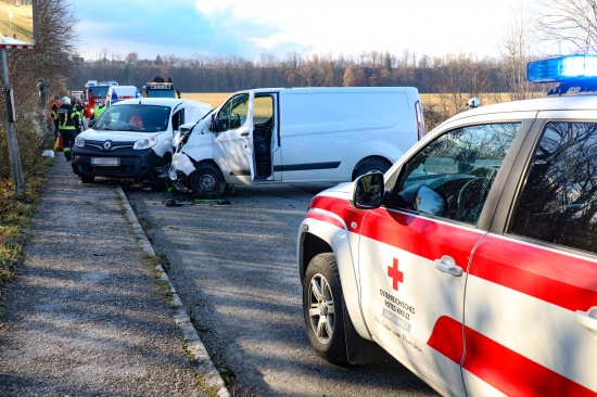 Schwerer Kreuzungscrash zwischen zwei Kleintransporter in Bad Wimsbach-Neydharting