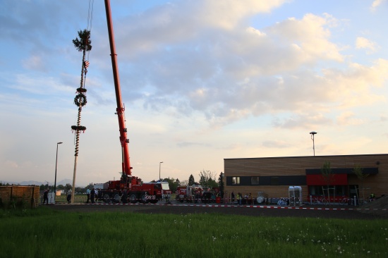 Wunderschönen Maibaum vor der neuen Feuerwache Puchberg aufgestellt