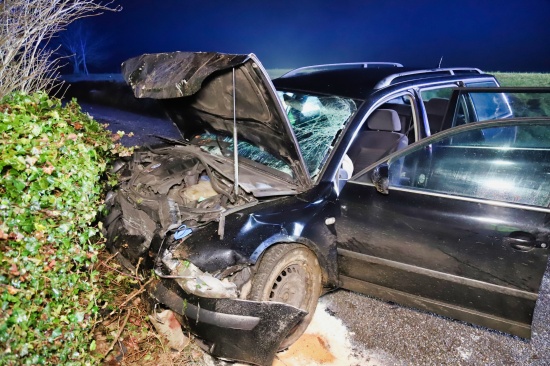 Alkolenker bei Crash gegen Betonmauer in Ried in der Riedmark verletzt