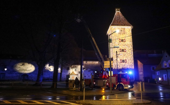 Drohne mittels Drehleiter der Feuerwehr aus Baumkrone in Wels-Innenstadt geborgen