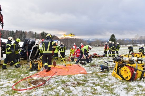 LKW bei Unfall auf Bhmerwaldstrae in Lasberg ber Bschung gestrzt