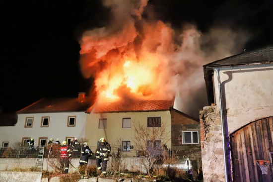 Elf Feuerwehren bei Großbrand eines Wohnhauses in Reichenthal im Einsatz