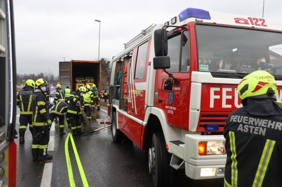 Baumaschinen in LKW-Container: Feuerwehr bei Asten sowie in Enns im Lscheinsatz