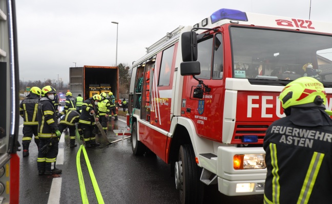 Baumaschinen in LKW-Container: Feuerwehr bei Asten sowie in Enns im Löscheinsatz