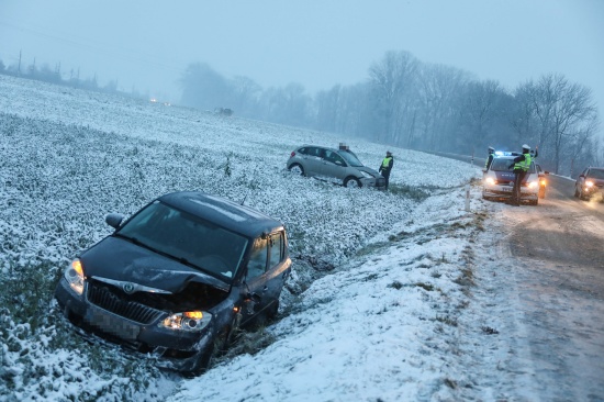 Autos nach Crash bei Pasching in angrenzendem Feld gelandet