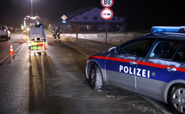 LKW gegen Straßenlaterne: Ölaustritt auf Innviertler Straße in St. Georgen bei Grieskirchen