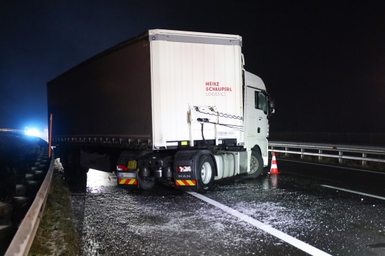 LKW-Sattelzug auf Innkreisautobahn bei Wels in Leitschiene gerutscht