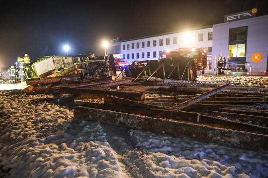 Holztransporter in Hofkirchen an der Trattnach von glatter Rieder Strae abgekommen und berschlagen