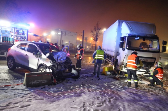 Schwerer Frontalunfall zwischen LKW und Auto auf eisglatter Strae in Wels-Puchberg