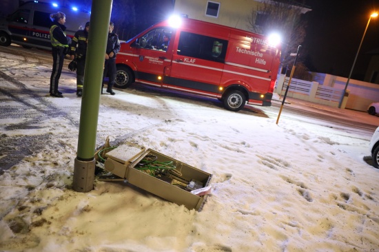 Auto in Wels-Lichtenegg gegen Verteilerkasten eines Kabelnetzbetreibers gerutscht