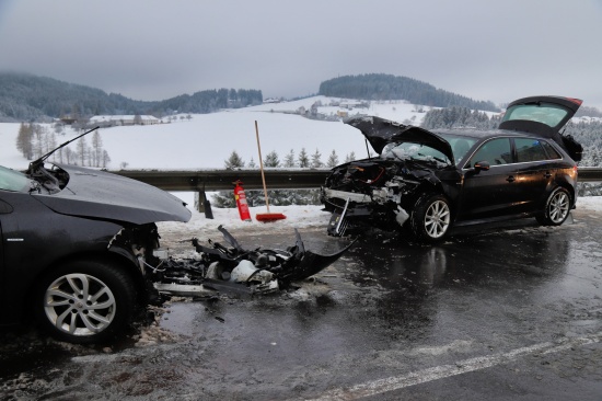 Drei teils Schwerverletzte bei Verkehrsunfall in Zwettl an der Rodl