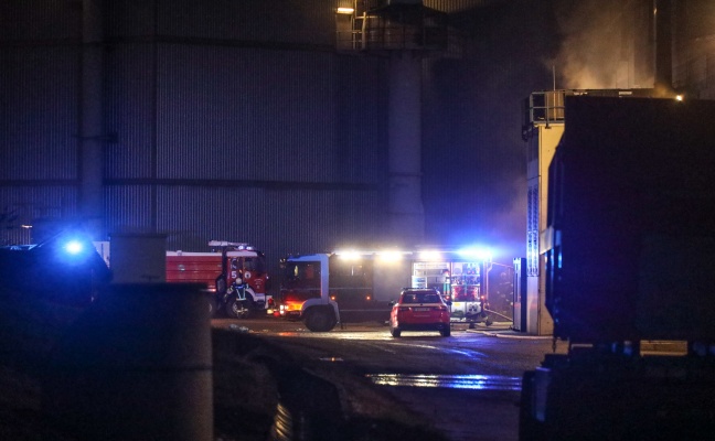 Feuerwehr bei Brand in Halle eines Abfallverwertungsunternehmens in Wels-Schafwiesen im Einsatz
