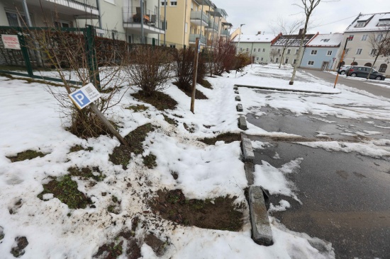 PKW-Lenker bat ersuchte in Braunau am Inn Passanten um Hilfe und wurde ausgeraubt