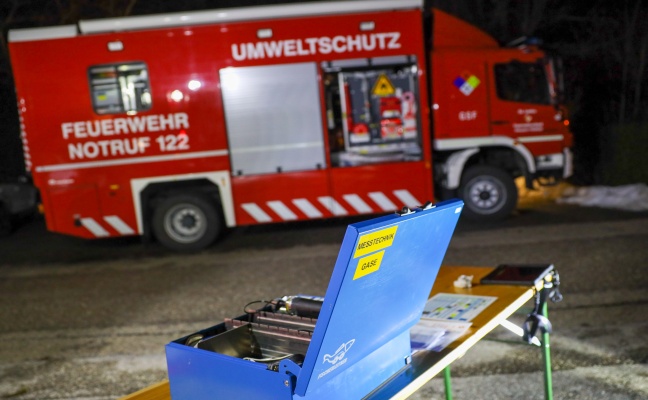 Gefahrstoffmesseinsatz der Feuerwehr in einem Wohngebäude in Wolfsegg am Hausruck