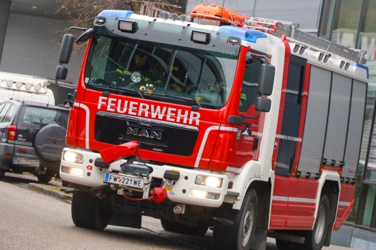 Einsatzkrfte der Feuerwehr bei zwei Brandeinstzen in Wels im Einsatz