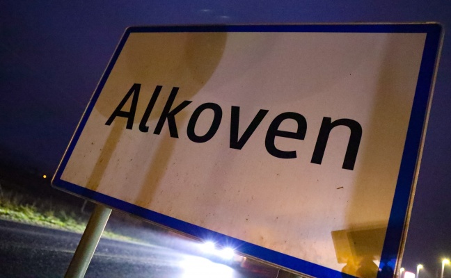 Tödlicher Arbeitsunfall: Kosovare (42) bei Reparaturarbeiten durch Hallendach in Alkoven abgestürzt