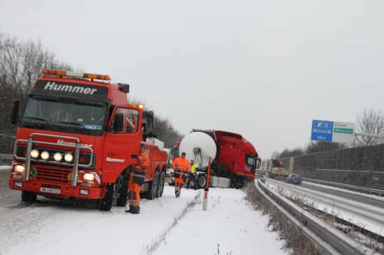 LKW-Unfall auf schneeglatter Autobahn